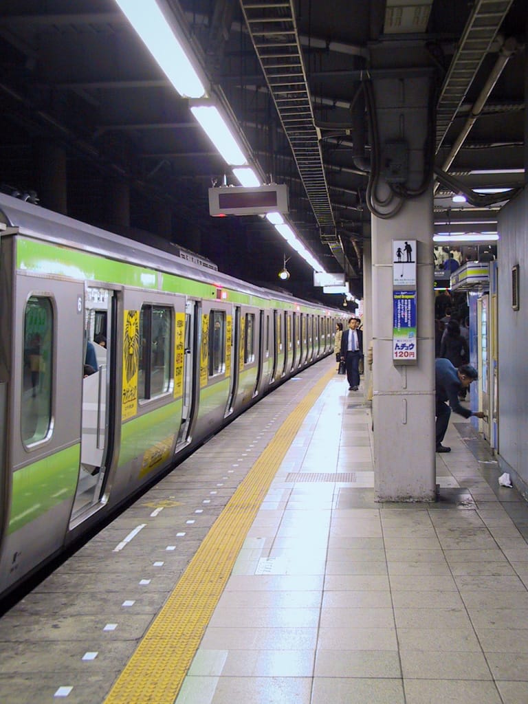 Yamanote Line platform at Shinagawa Station, Tokyo, Japan, 8 April 2004