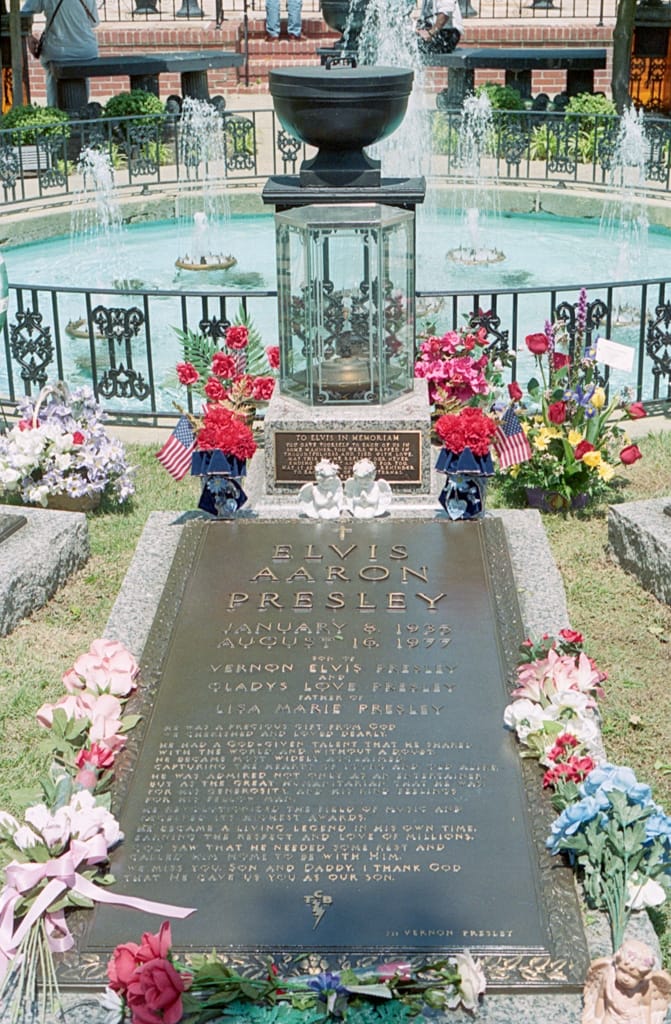 Elvis Presley's grave, Memphis, Tennessee, 1 May 1996