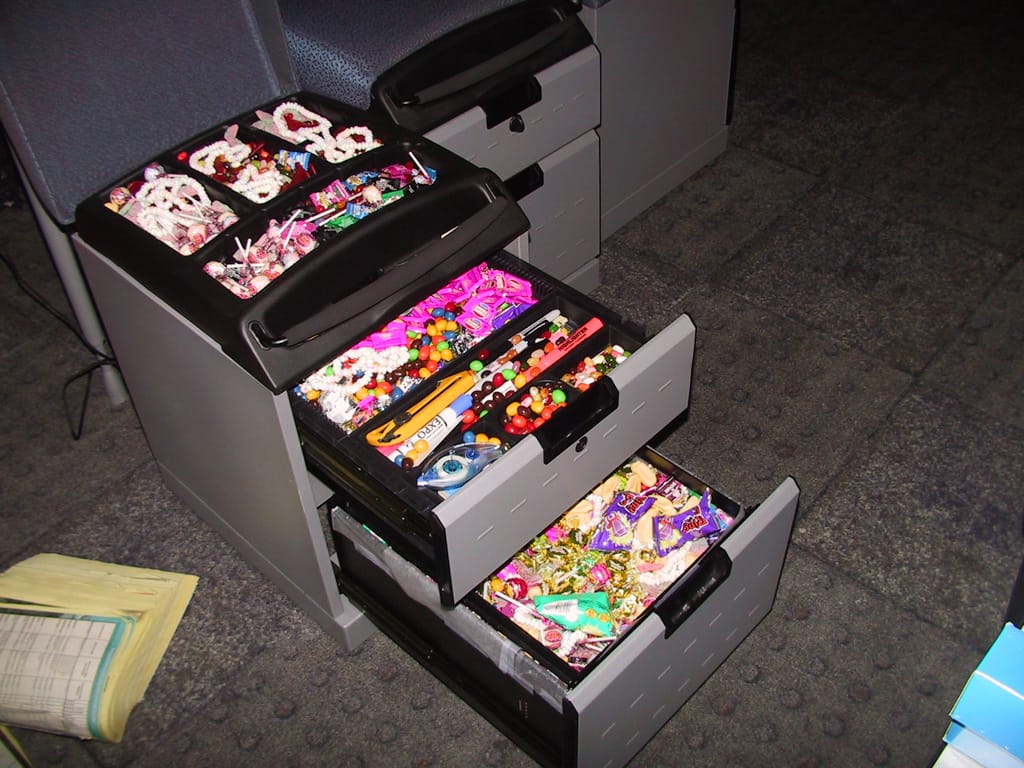 Filling a desk with candy, 25 November 2001