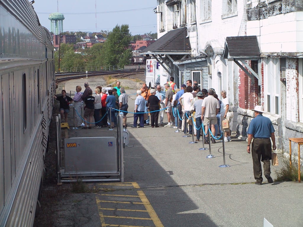 Visitors line up for the museum in Sudbury, Ontario, 18 September 2002