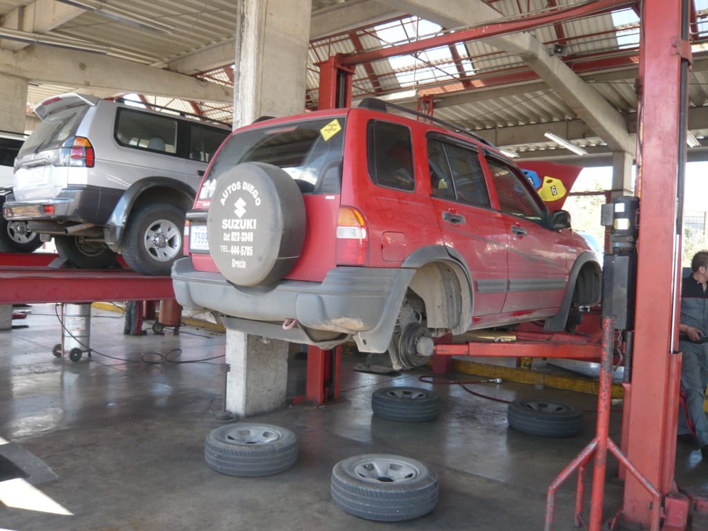 Brakes being fixed, Lindora, San José, Costa Rica