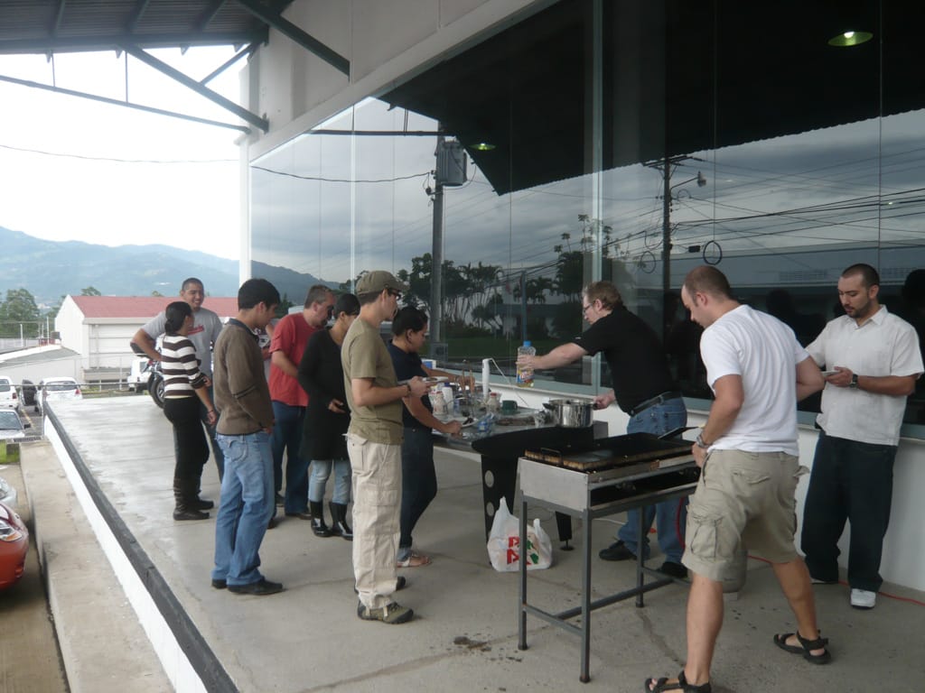 Feeding the company, Zona Frano Metropoliano, Barreal de Heredia, Costa Rica, 10 July 2008